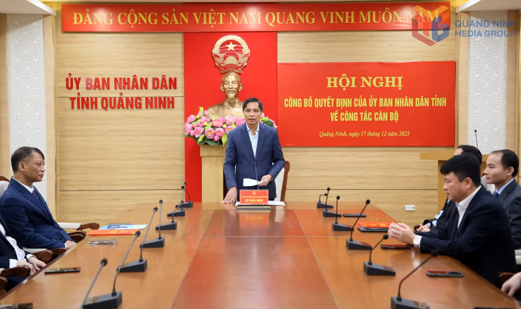 Đồng chí Vũ Văn Diện, Phó Chủ tịch Thường trực UBND tỉnh, phát biểu chúc mừng và giao nhiệm vụ cho các đồng chí nhận nhiệm vụ mới.