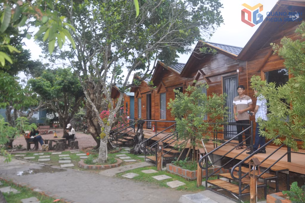Một homestay với những căn nhà gỗ được đầu tư đẹp tại đặc khu Cô Tô.