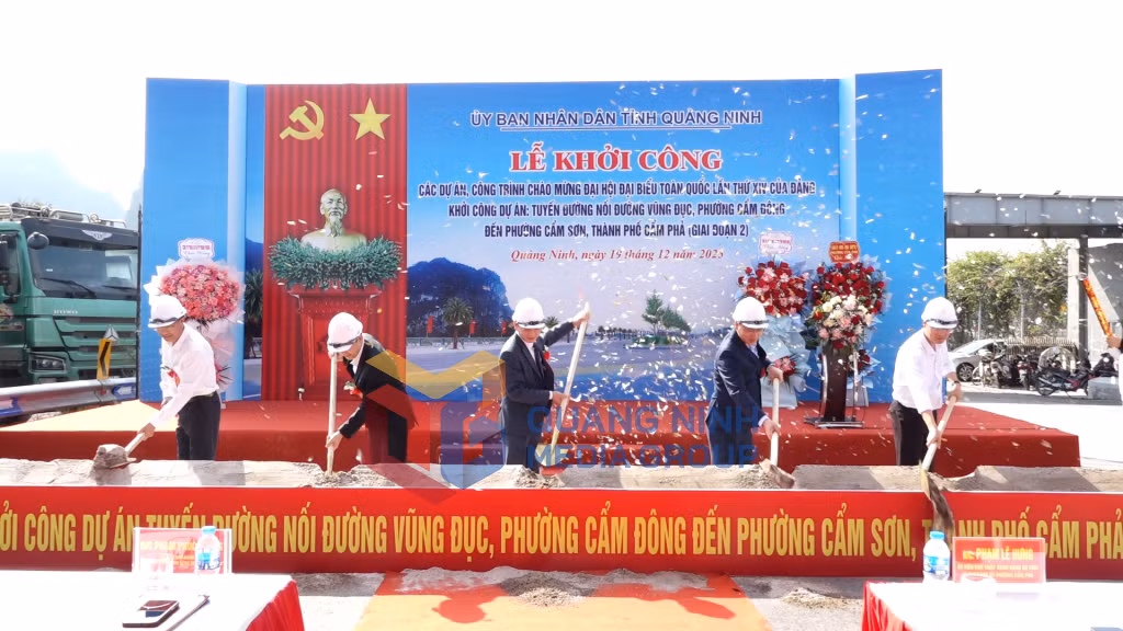 Các đại biểu tham gia khởi công Dự án tuyến đường nối đường Vũng Đục, phường Cẩm Đông đến phường Cẩm Sơn - giai đoạn 2.