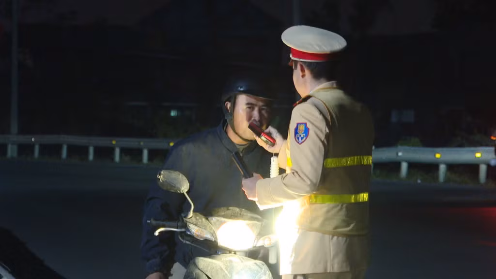 Công an TX Quảng Yên tổ chức kiểm tra nồng độ cồn đối với người điều khiển phương tiện lưu thông trên địa bàn.