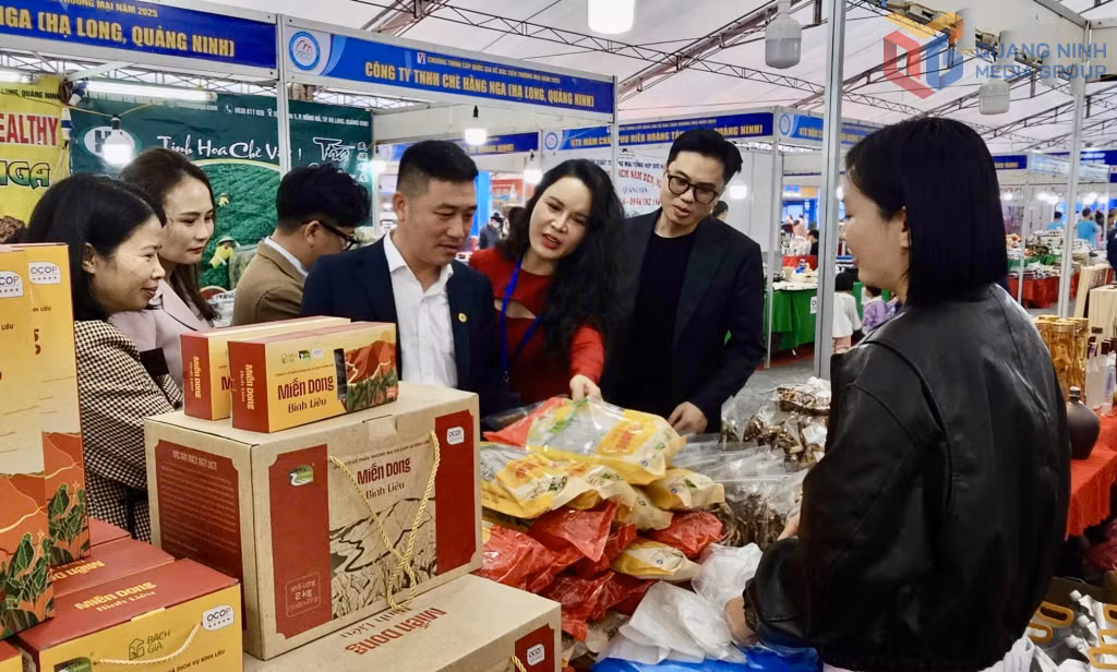 Sản phẩm miến dong Bình Liêu được bày bán tại Hội chợ Thương mại và Du lịch Quốc tế Việt-Trung lần thứ 17 năm 2025 được người dân, du khách ưa chuộng chọn mua.