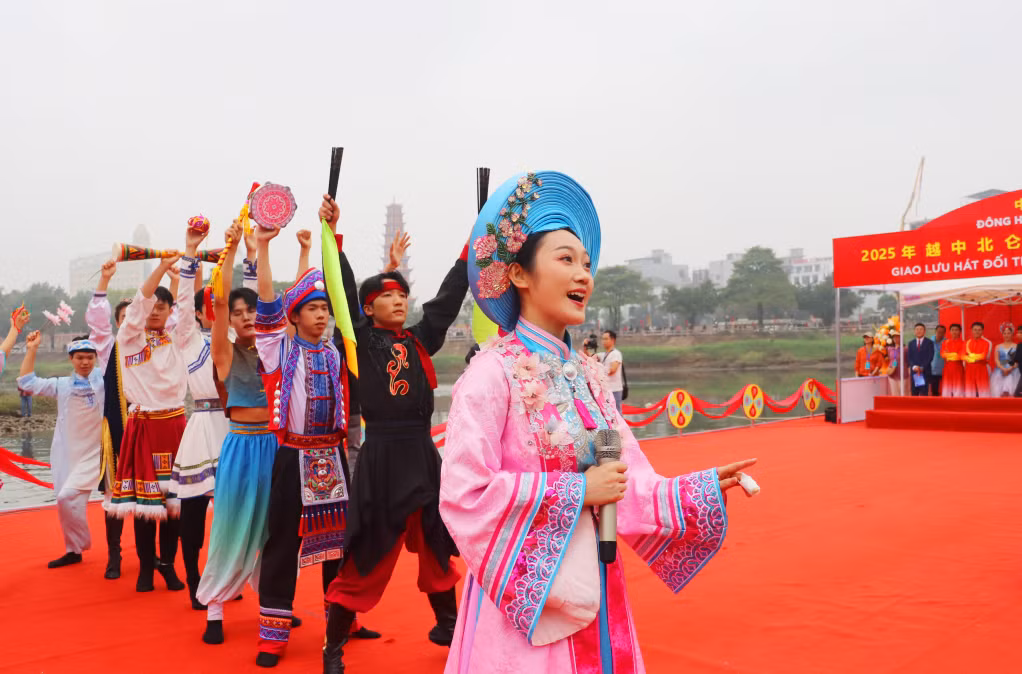 Tiết mục dân ca truyền thống "Hoa lựu nở khắp núi biển" của đoàn nghệ thuật Đông Hưng.