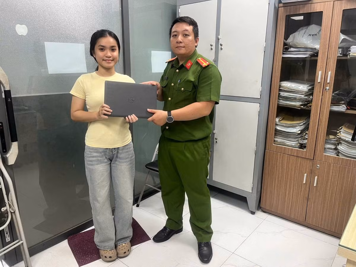 Nữ sinh viên đã nhận được laptop bị trộm tại quán cà phê nhờ sự trợ giúp của Công an phường Hòa Hưng. Ảnh: Công an phường Hòa Hưng