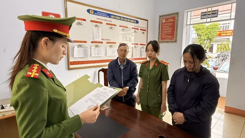 Cơ quan điều tra tống đạt các quyết định tố tụng đối với bị can Đoàn Uyên Thao. (Ảnh: CTV)
