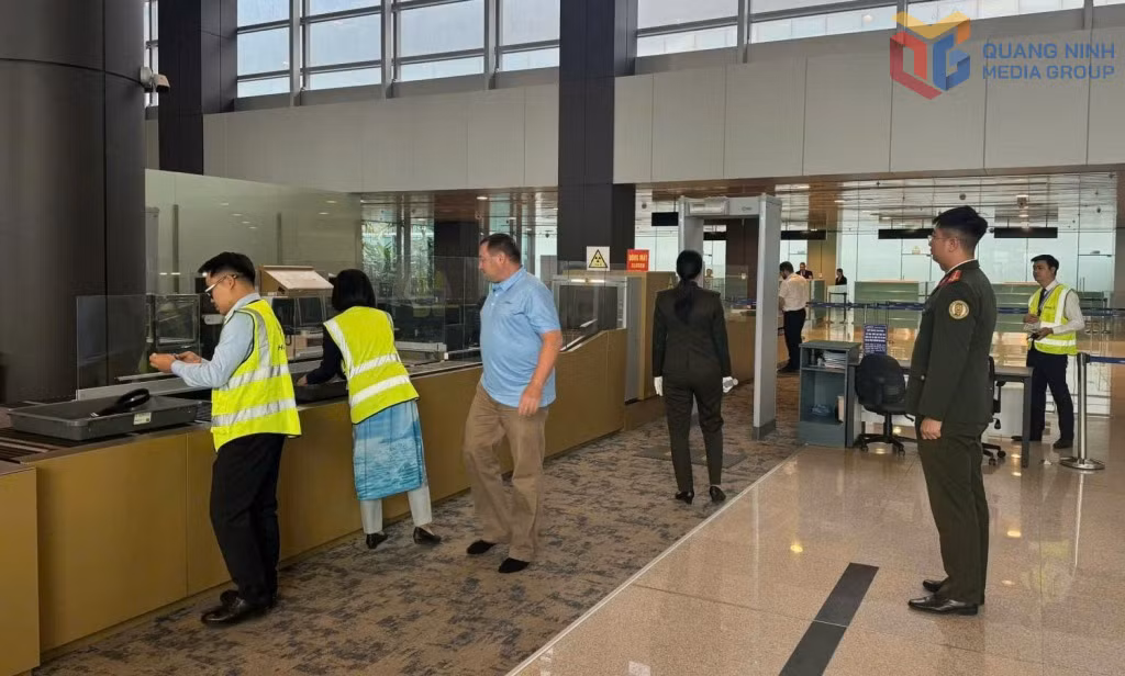 Phòng Quản lý xuất nhập cảnh phối hợp kiểm soát phòng, chống buôn lậu, gian lận thương mại tại Cảng hàng không quốc tế Vân Đồn.