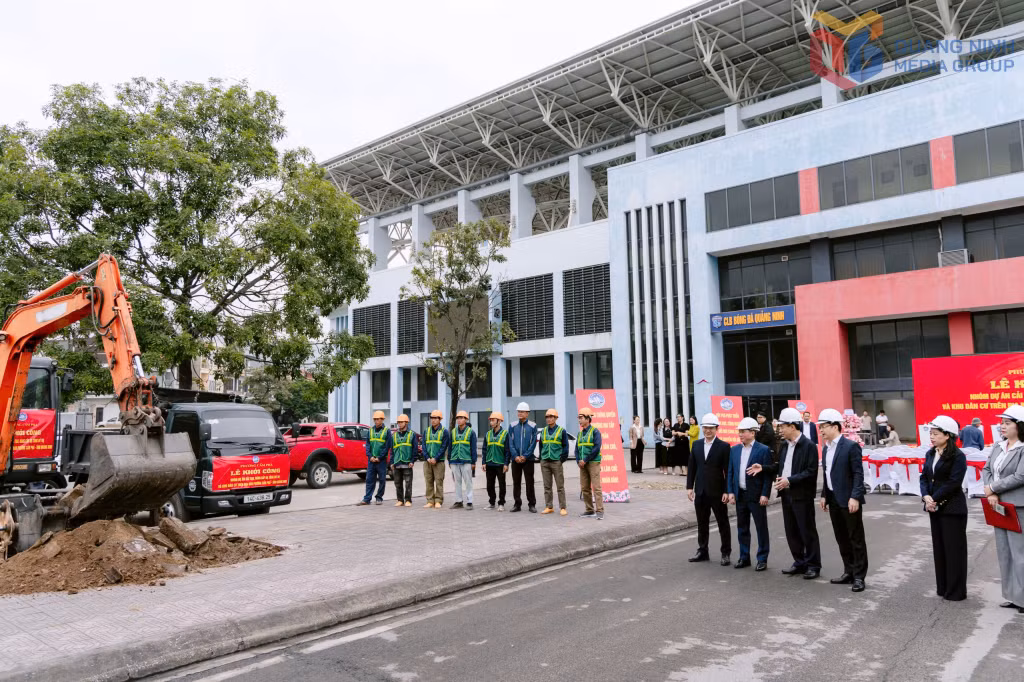Các đại biểu chứng kiến động thổ thi công dự án Khu cảnh quan và hạ tầng kỹ thuật xung quanh Sân vận động Cẩm Phả 
