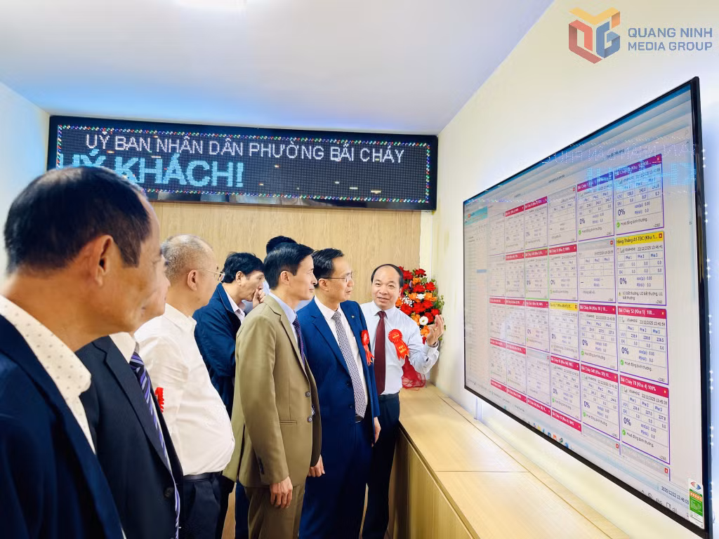 Các đại biểu và nhân dân tham quan thực tế quy trình quản lý, theo dõi, vận hành và điều khiển hệ thống chiếu sáng công cộng trên địa bàn phường.