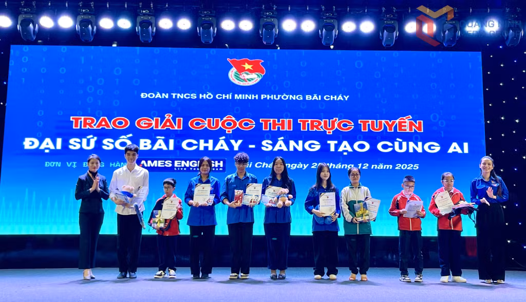Đoàn Thanh niên phường Bãi Cháy trao giấy chứng nhận cho các tác giả xuất sắc tại Cuộc thi ảnh trực tuyến “Đại sứ số Bãi Cháy – sáng tạo cùng AI”.