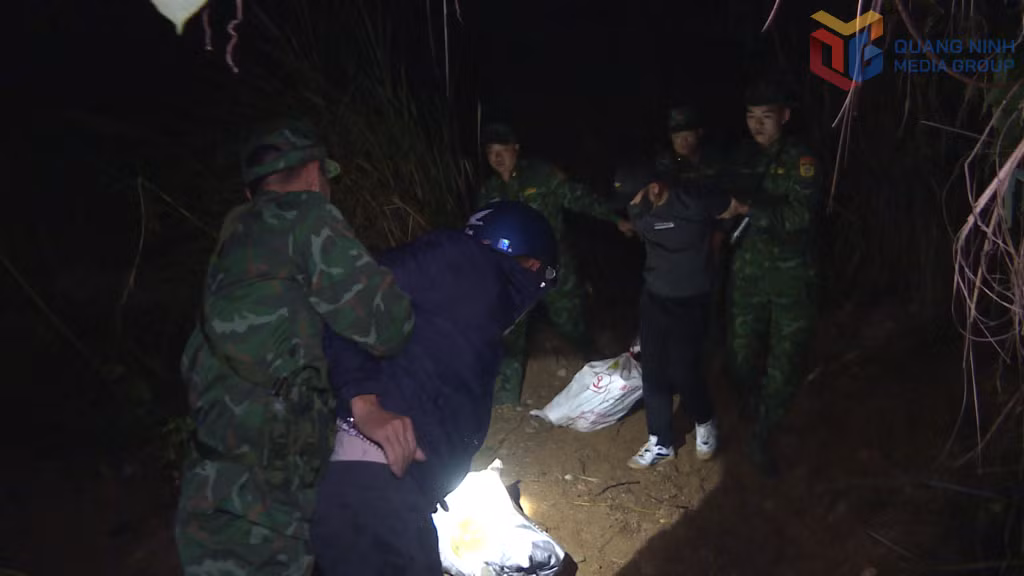 Nắm chắc tình hình, được sự giúp sức của người dân, Đồn BPCK Hoành Mô (Ban chỉ huy BĐBP tỉnh) đã mật phục bắt giữ nhiều vụ vận chuyển trái phép khí cười qua biên giới.