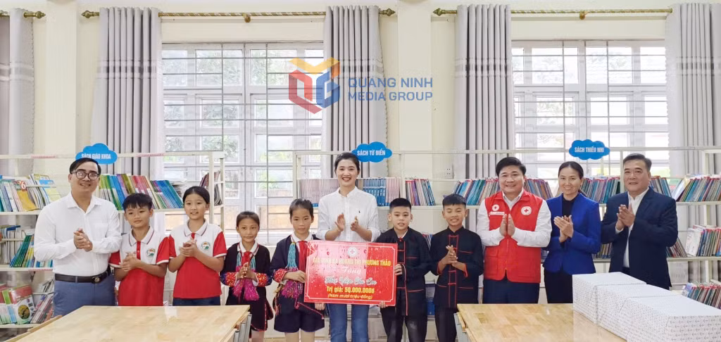 Lãnh đạo Hội Chữ thập đỏ tỉnh, xã Quảng Đức, nhà trường và bà Hoàng Phương Thảo trao tặng thư viện cho em tại Điểm trường TH-THCS Quảng Thịnh (xã Quảng Đức).