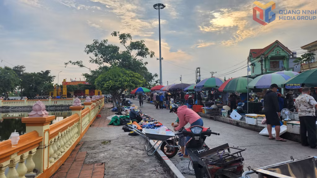 họp chợ cạnh miểu Tiên Công, ảnh chụp ngày 10/7/2025.