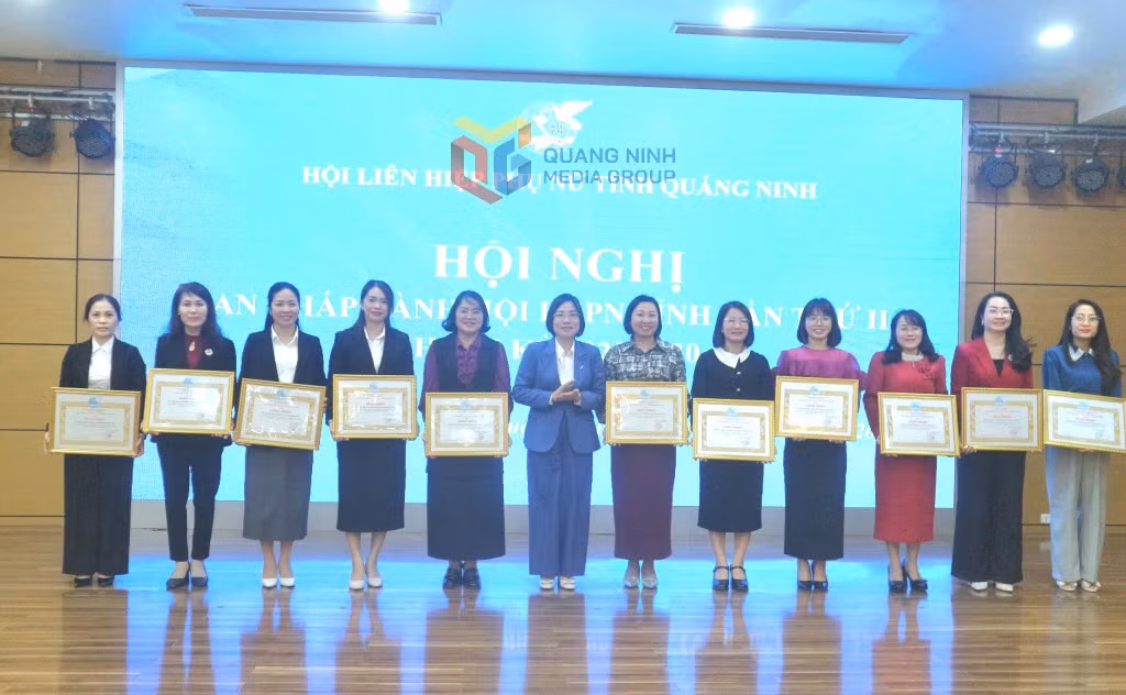 Các tập thể có thành tích xuất sắc nhận bằng khen của Hội LHPN tỉnh.