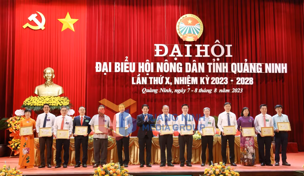 2023-08_Đại hội Đại biểu HND tỉnh Quảng Ninh lần thứ X, nhiệm kỳ 2023-2028 - Đồng chí Phạm Tiến Nam, Phó Chủ tịch Thường trực Ban Chấp hành Trung ương Hội Nông dân Việt Nam, trao Kỷ niệm chương Vì giai cấp nông dân Việt Nam cho các cá nhân có đóng góp nhiều thành tích cho hội. Ảnh: Nguyễn Thanh
