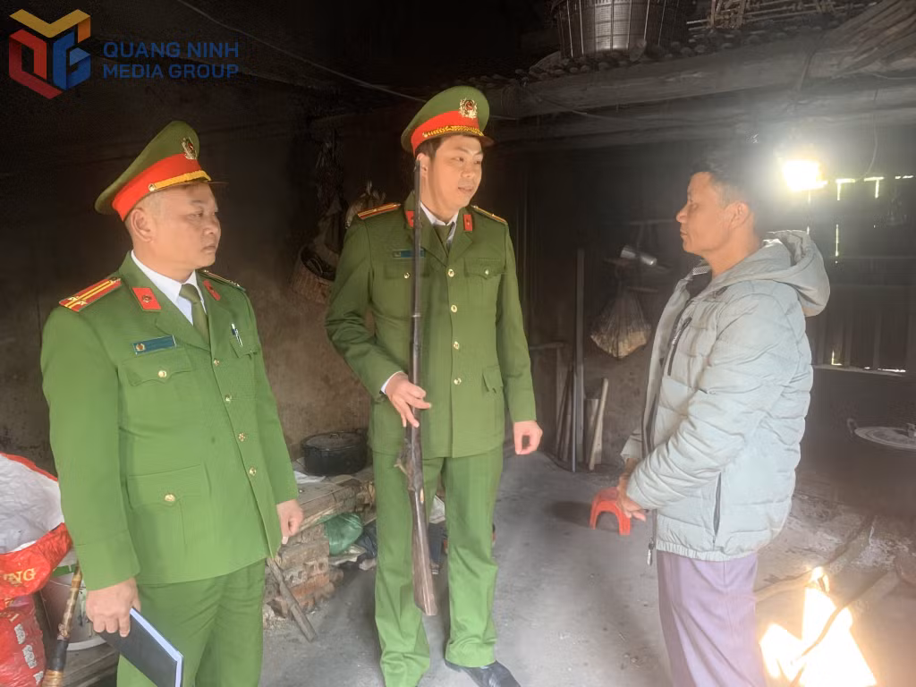 Công an xã Đường Hoa vận động người dân giao nộp vũ khí tự chế.