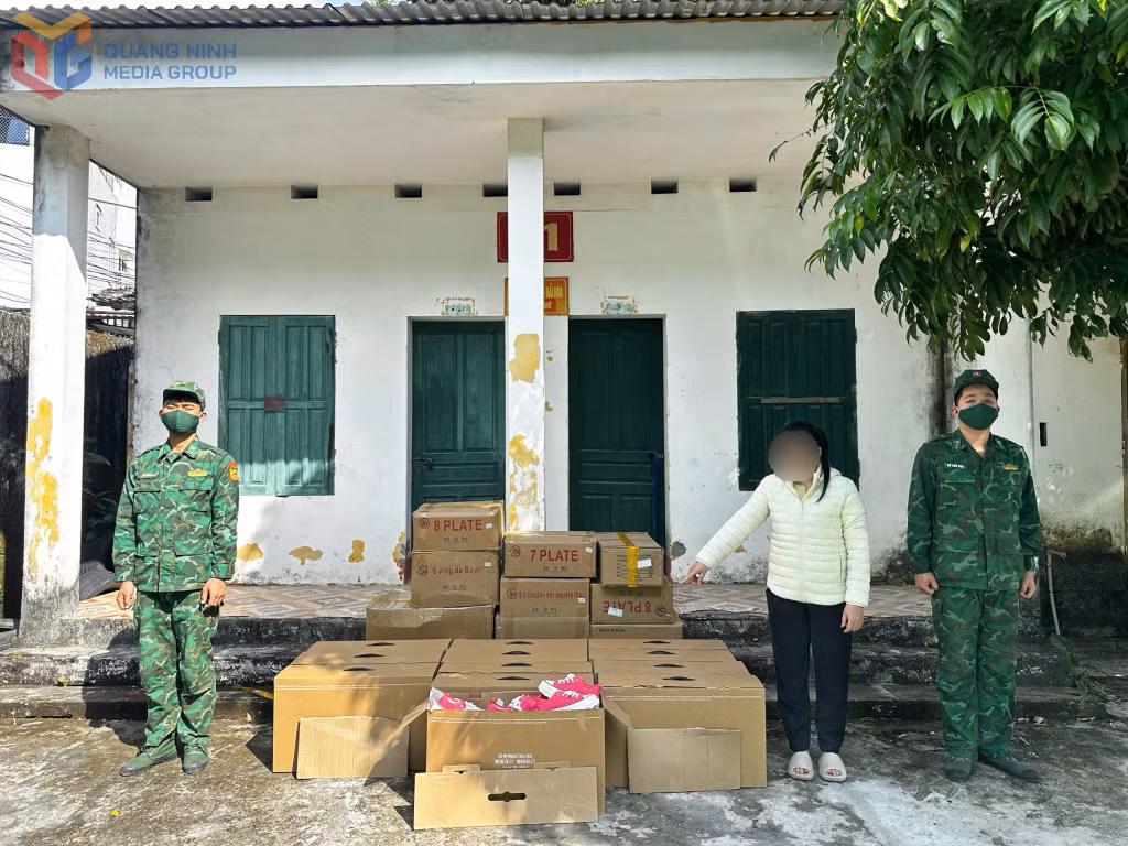 Đối tượng Hưng và tang vật bị BĐBP tạm giữ.