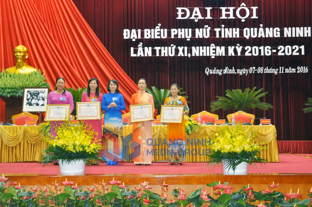 2016-11_Đại hội Đại biểu phụ nữ tỉnh lần thứ XI, nhiệm kỳ 2016-2021 - Chủ tịch Hội LHPN Việt Nam trao tặng bức ảnh Bác Hồ với phụ nữ Việt Nam chúc mừng Đại hội.