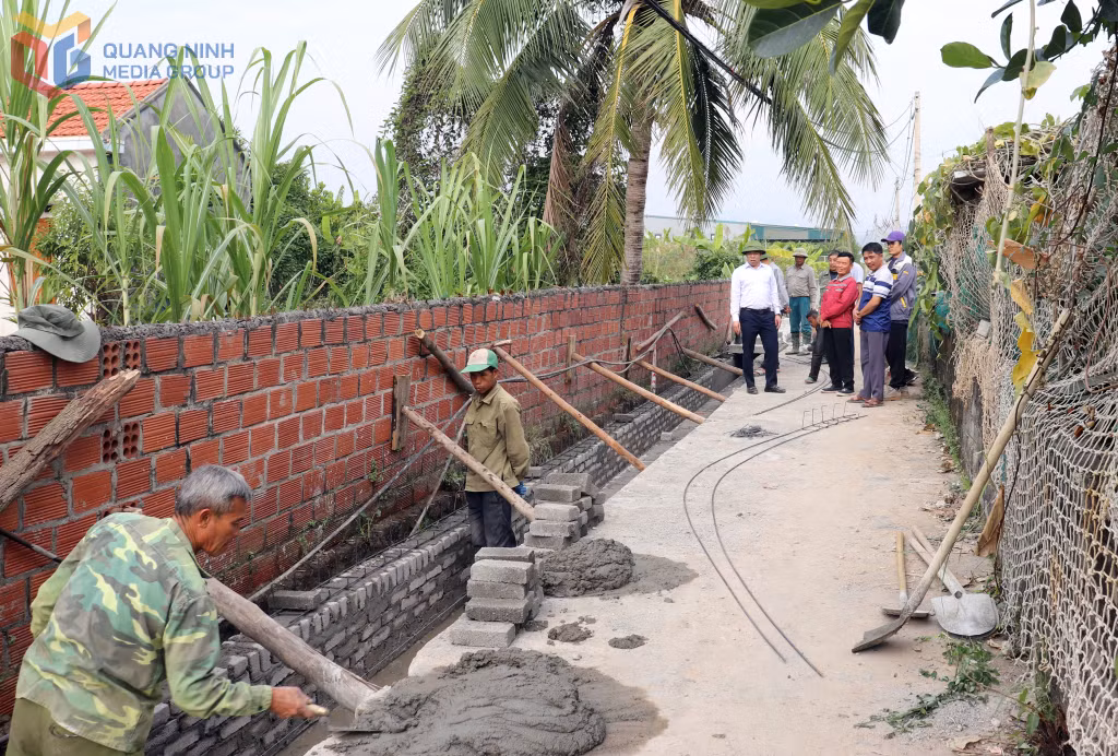 Các tuyến ngõ, nhánh trên trục đường chính thôn Sông Khoai 8, phường Hiệp Hoà đẩy nhanh tiến độ thi công.&nbsp;