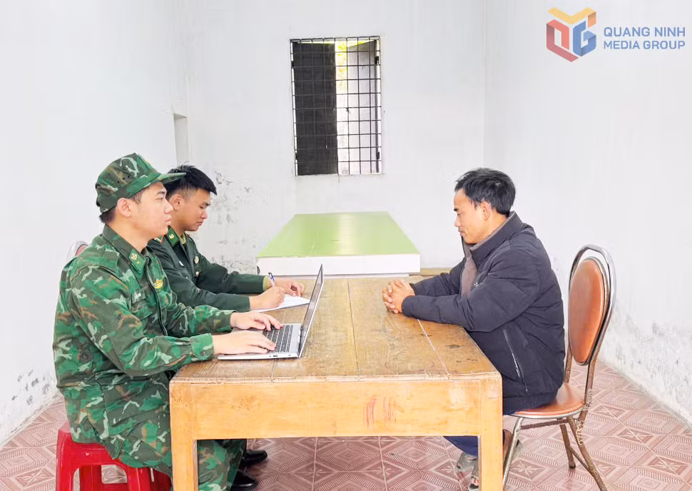 Cán bộ BĐBP lấy lời khai đối tượng Lê Văn Hưng.