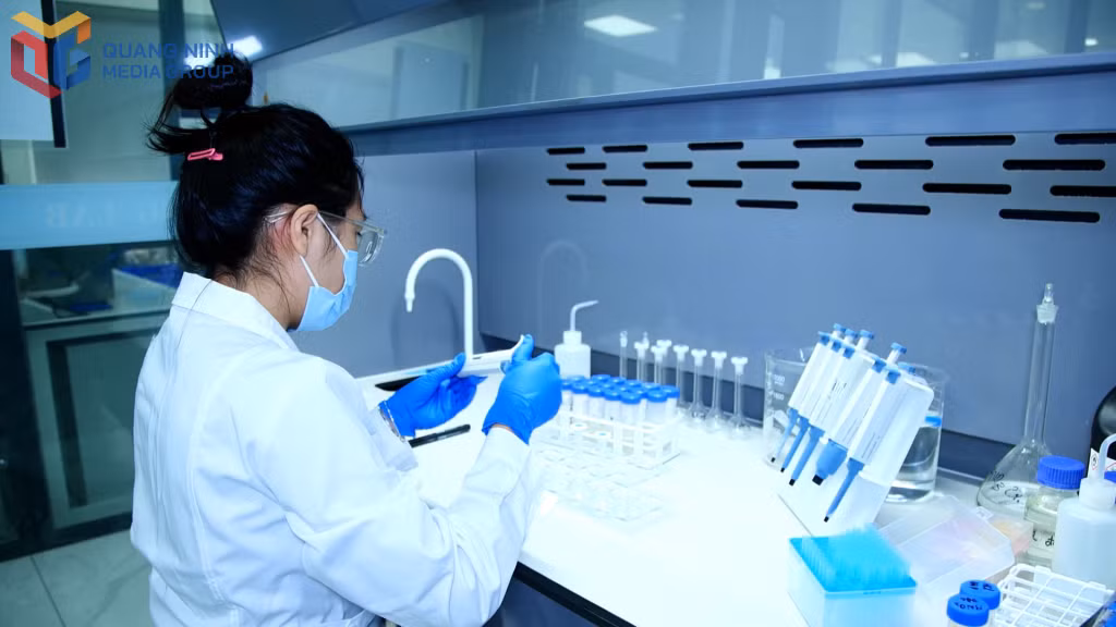 Chuyên viên phòng thí nghiệm được tập huấn chuyên sâu trước khi thực hiện quy trình giám định.