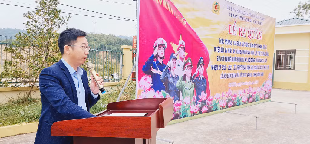 Lãnh đạo xã Cái Chiên phát biểu tại lễ ra quân.