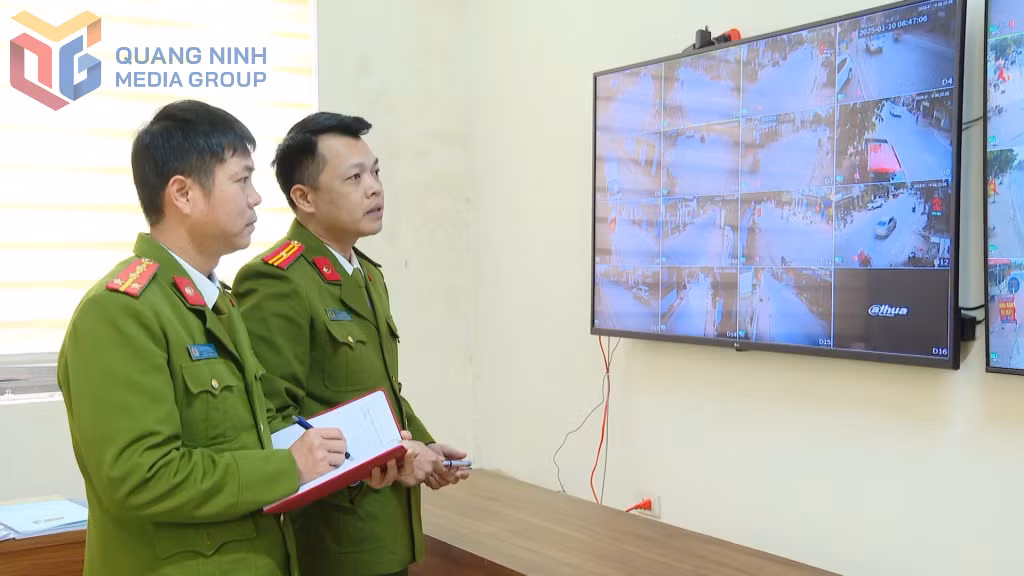 Công an đặc khu Vân Đồn rà soát tình hình ANTT, ATGT thông qua hệ thống camera lắp đặt tại cơ sở.