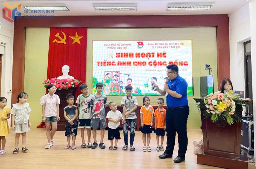 CLB Sinh viên 5 tốt Trường Đại học Hạ Long duy trì hiệu quả hoạt động dạy Tiếng Anh miễn phí cho trẻ em dịp hè tại nhiều địa phương của tỉnh.