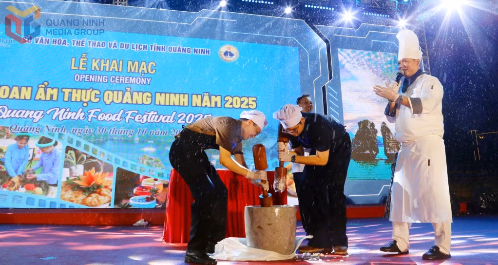 Biểu diễn nghệ thuật làm chả mực tại Liên hoan Ẩm thực Quảng Ninh 2025 (Quảng Ninh Food Festival 2025). Ảnh: Hà Phong
