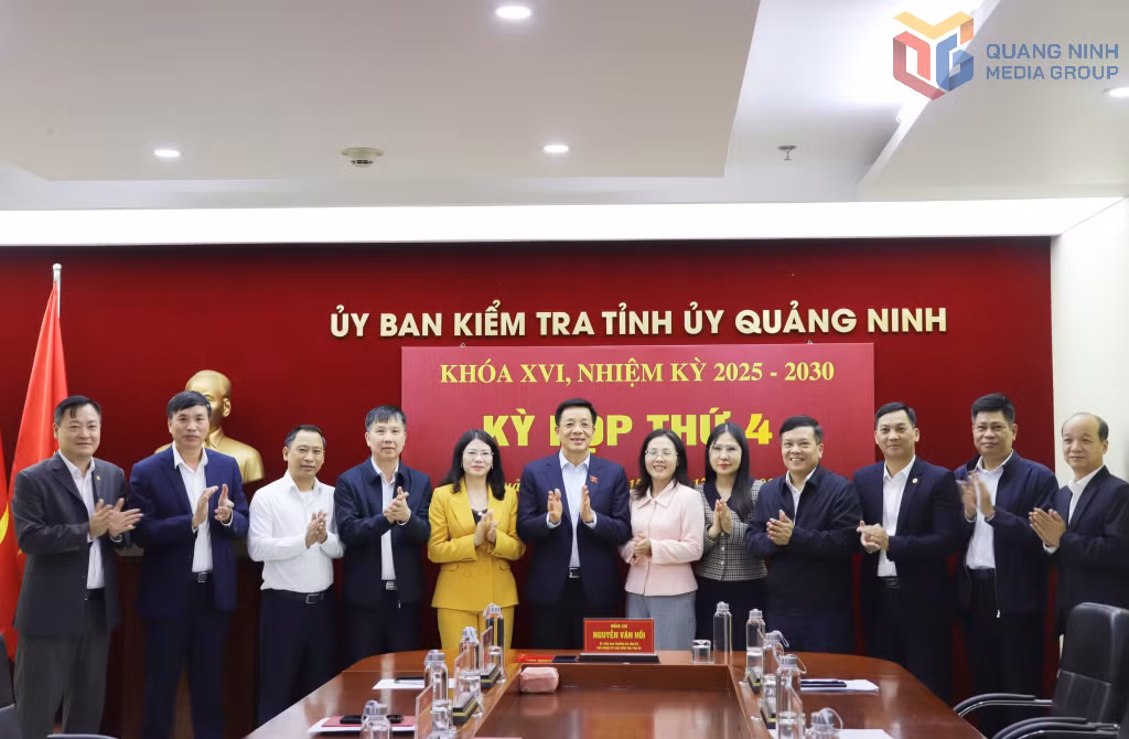 Các đại biểu chụp ảnh lưu niệm.