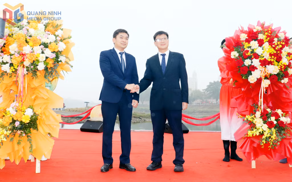 Lãnh đạo phường Móng Cái 1 (Quảng Ninh, Việt Nam) và TP Đông Hưng (Quảng Tây, Trung Quốc) cùng trao cho nhau lẵng hoa tươi thắm thể hiện tình hữu nghị hai bên.