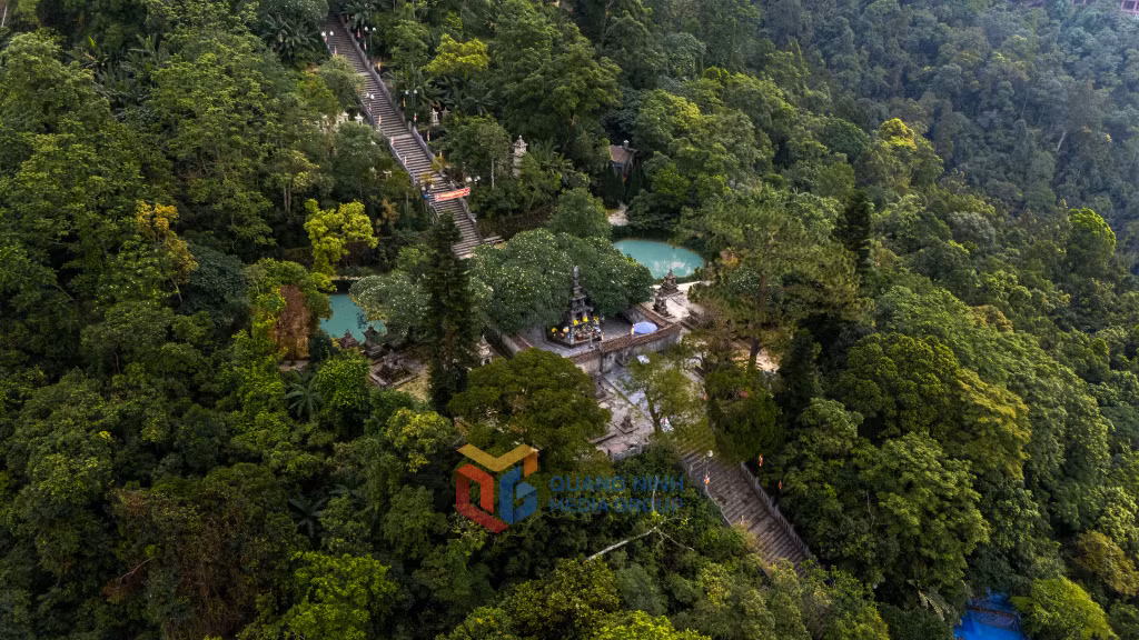 Huệ Quang Kim Tháp – nơi tôn trí xá lợi Phật hoàng Trần Nhân Tông, là điểm dừng chân thiêng liêng trong hành trình hành hương cuối năm