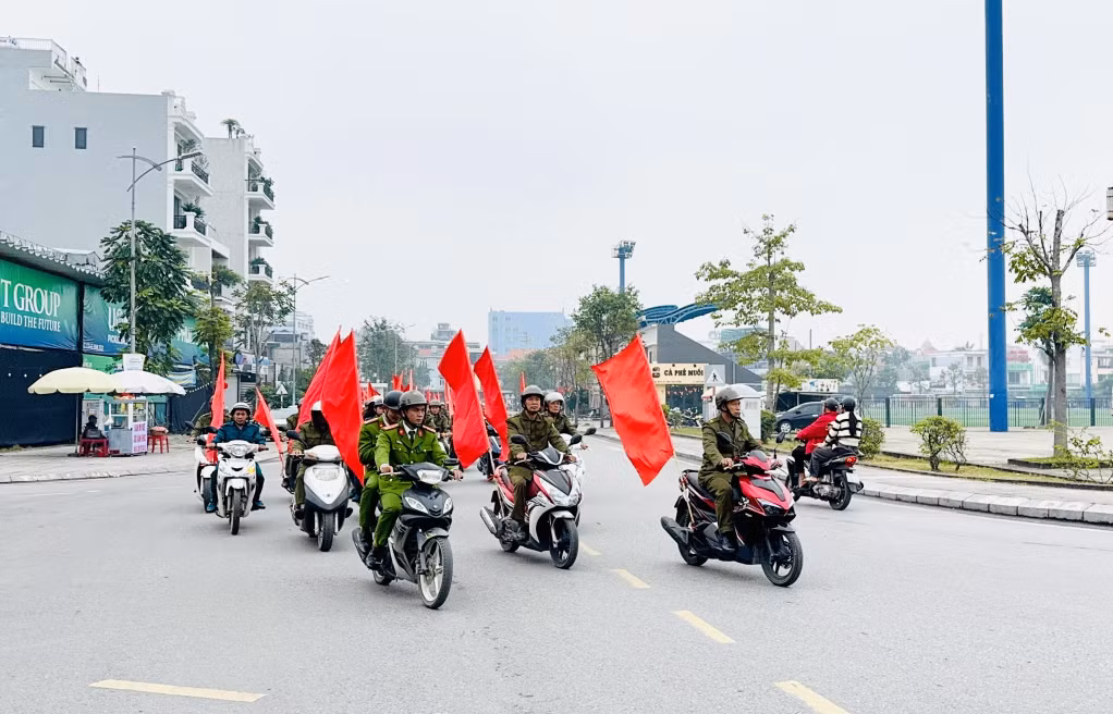 Các lực lượng xuống đường biểu dương lực lượng.