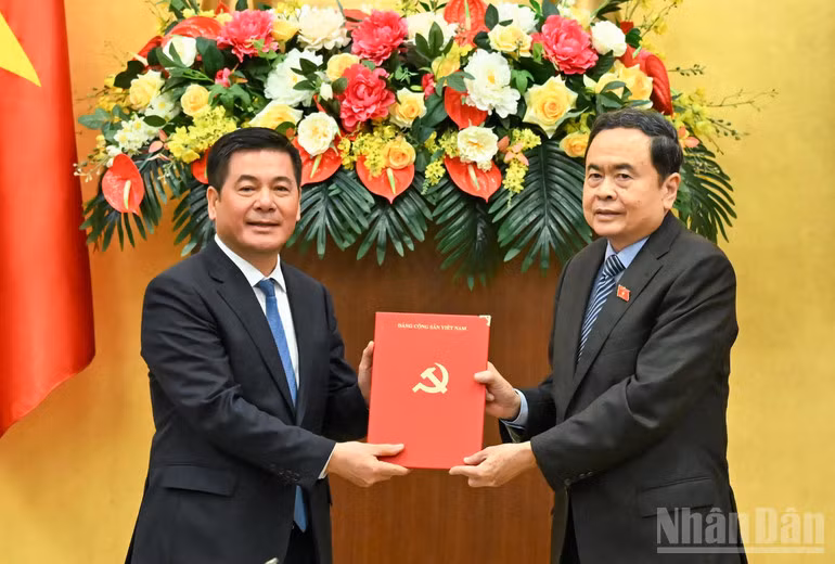 Bí thư Đảng ủy Quốc hội, Chủ tịch Quốc hội Trần Thanh Mẫn trao Quyết định cho đồng chí Nguyễn Hồng Diên. (Ảnh: DUY LINH)