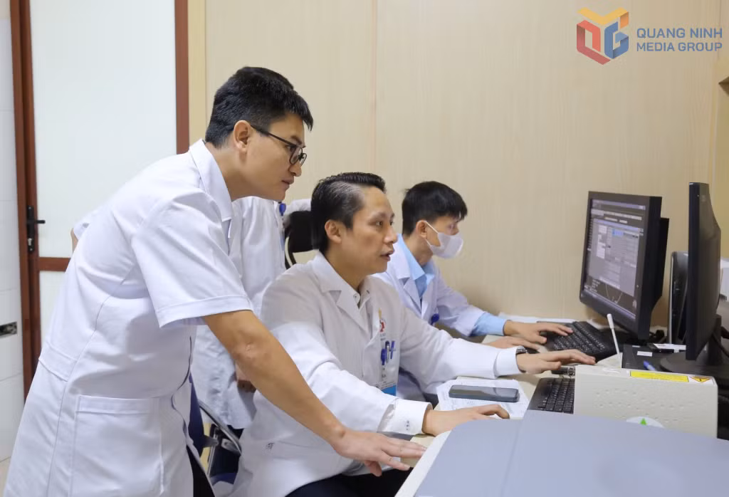 Các bác sĩ Bệnh viện Đa khoa tỉnh sử dụng phần mềm Bệnh án điện tử.