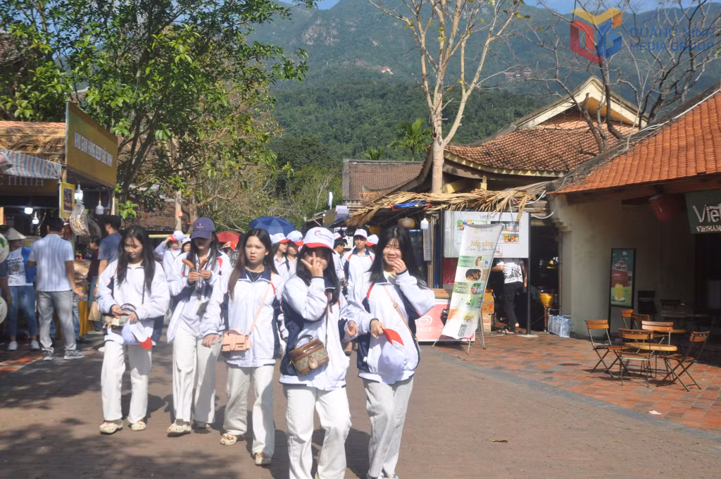 Du khách trẻ tham quan, trải nghiệm tại Làng Nương Yên Tử.