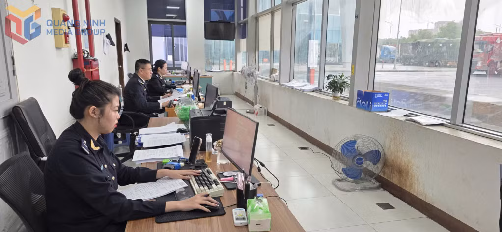 CC Hải quan CKQT Móng Cía giám sát hàng hóa XNK tại lối thông quan Cầu Bắc Luân II.