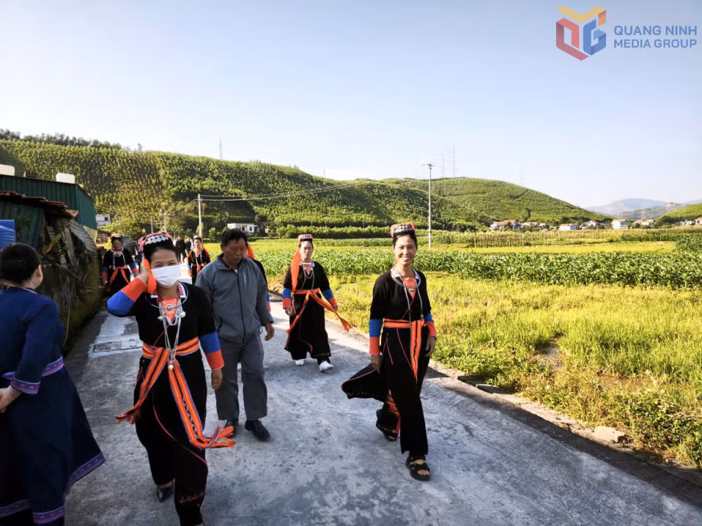 Nhân dân xã Quảng La phấn khởi tham gia lễ khởi công các công trình cải tạo, nâng cao chất lượng khu dân cư trên địa bàn.