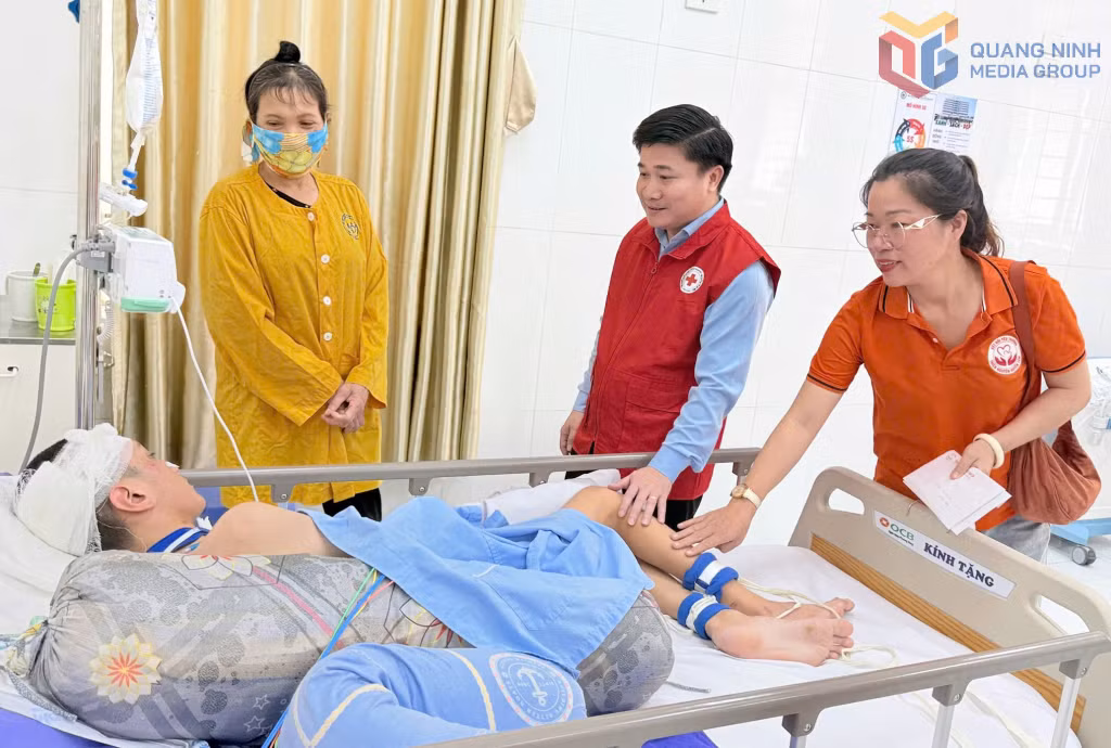 Chủ tịch Hội Chữ thập đỏ tỉnh Lý Văn Thành và đại diện Câu lạc bộ Huyền Tâm Quảng Ninh thăm hỏi, động viên gia đình bệnh nhân Lê Đức Bình đang điều trị tại Khoa cấp cứu - Bệnh viên Lao khoa - Phục hồi chức năng tỉnh.