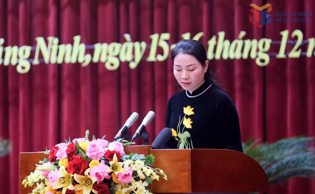 Đồng chí Nguyễn Thị Thúy, Giám đốc Sở GD&amp;ĐT tỉnh, trình bày tờ trình, dự thảo Nghị quyết quy định một số chính sách hỗ trợ trong các cơ sở giáo dục mầm non, giáo dục phổ thông và giáo dục thường xuyên trên địa bàn tỉnh Quảng Ninh, từ năm học 2025-2026 đến năm học 2030-2031.