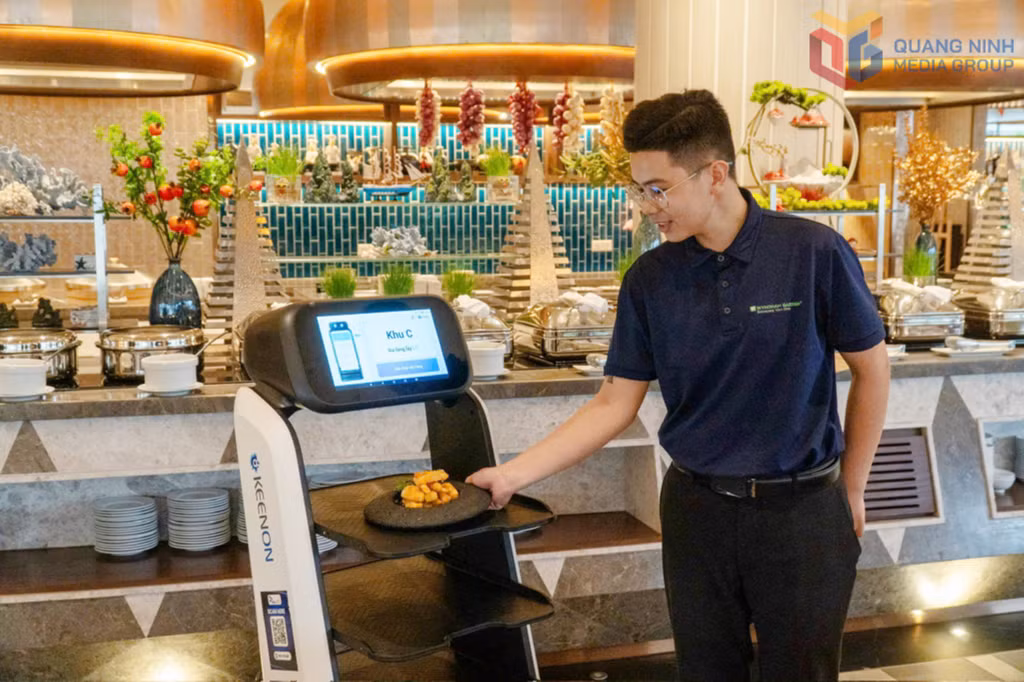 Robot phục vụ được ứng dụng tại Khách sạn Wyndham Garden Sonasea Vân Đồn.