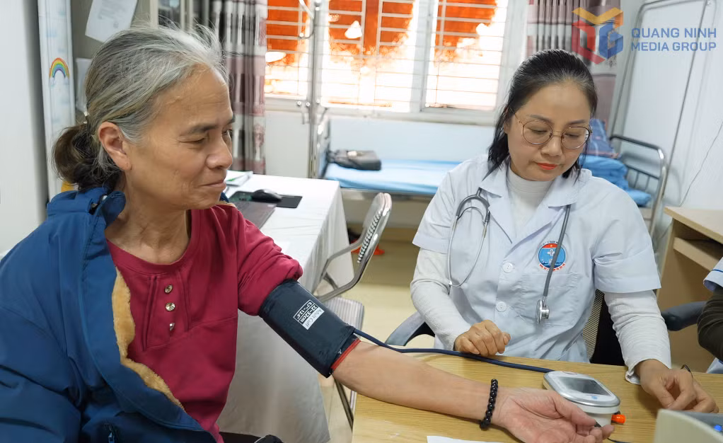 Khám sức khỏe cho người dân tại Trạm Y tế phường Cửa Ông.
