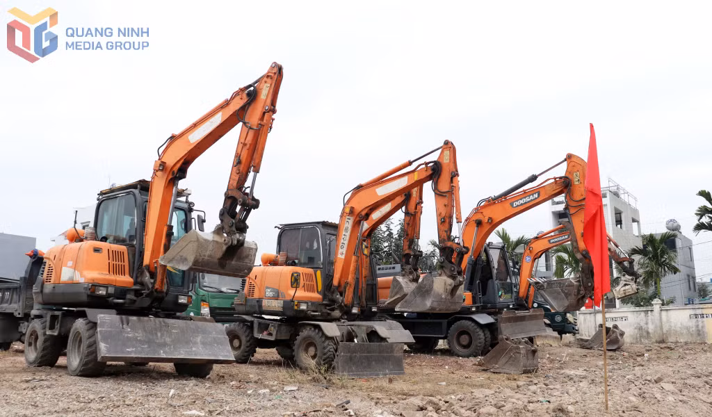 Máy móc, phương tiện được tập kết để triển khai thi công dự án.