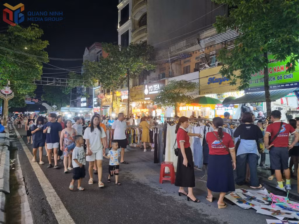 Chợ đêm, phố đi bộ tại các địa phương của Quảng Ninh khá hút khách nhưng thường không hoạt động sau 23h.