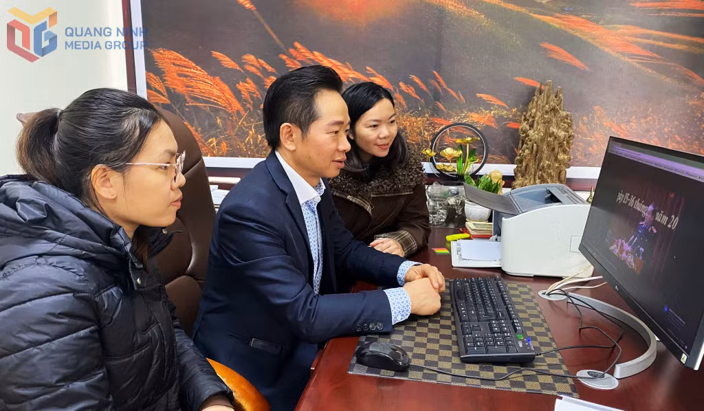 Cán bộ, nhân viên Trung tâm Cung ứng dịch vụ xã Bình Liêu theo dõi phiên khai mạc Kỳ họp thứ 34 HĐND tỉnh khóa XIV, kịp thời nắm bắt các nội dung, quyết sách quan trọng để phục vụ công tác tuyên truyền, định hướng tại cơ sở. Ảnh: Hoàng Gái (Trung tâm Cung ứng dịch vụ xã Bình Liêu)