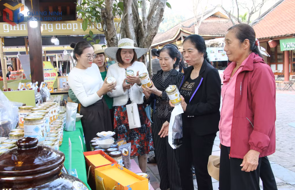 Các gian hàng hội chợ OCOP thu hút du khách và nhân dân mua sắm.
