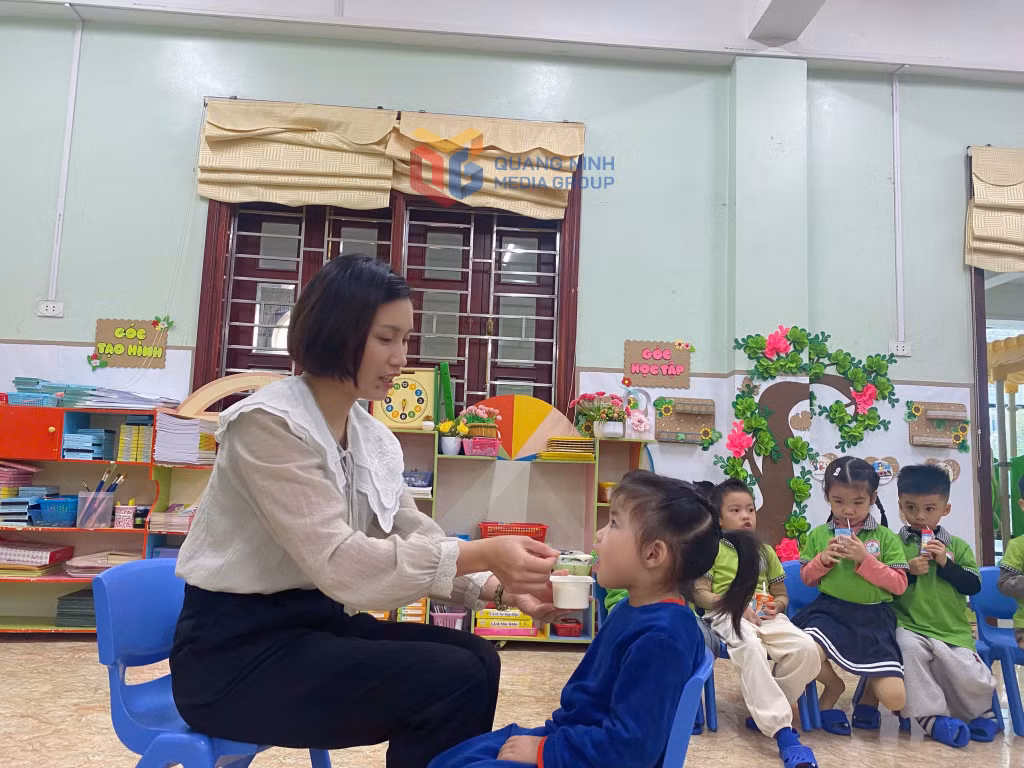 Giáo viên Trường Mầm non Hoa Hồng chăm sóc trẻ