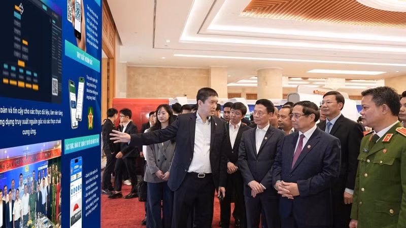 Ông Phan Đức Trung, Chủ tịch Hiệp hội Blockchain và Tài sản số Việt Nam (VBA), Chủ tịch 1Matrix, đã báo cáo với Thủ tướng cùng các lãnh đạo Nhà nước về những kết quả nổi bật mới nhất của VBSN trong quá trình triển khai các nhiệm vụ trọng tâm về khoa học, công nghệ, đổi mới sáng tạo và chuyển đổi số. (Ảnh: VBA)