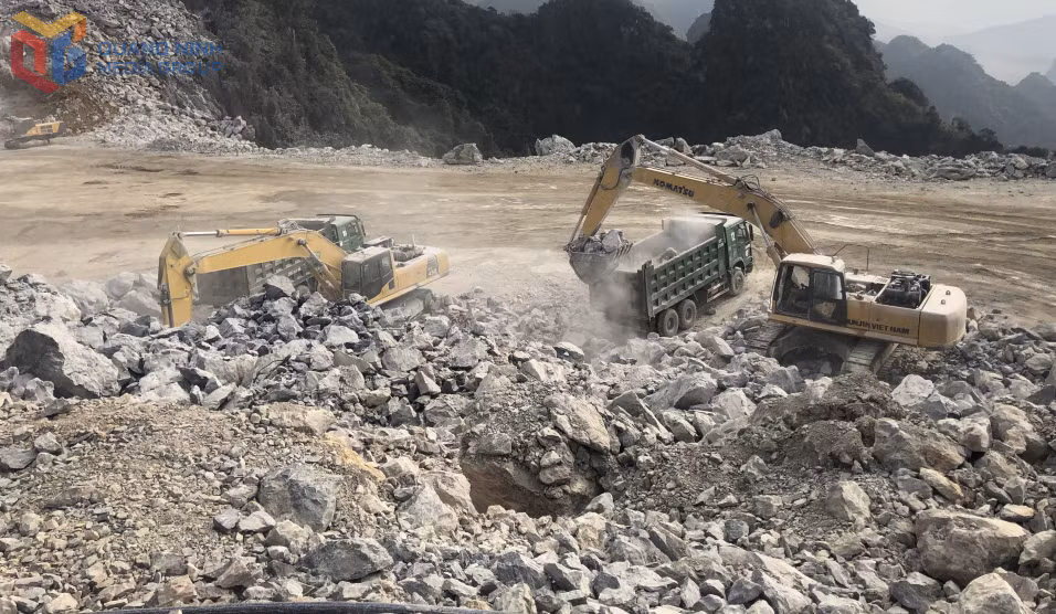 Khai thác đá phục vụ sản xuất của Nhà máy xi măng Hạ Long. Ảnh: Hiểu Trân