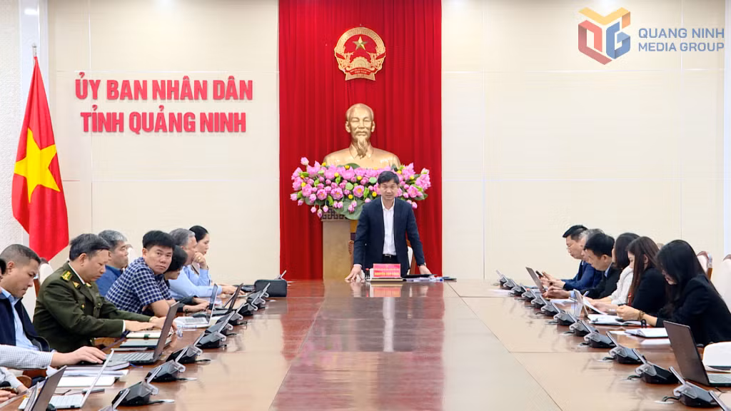 Đồng chí Nguyễn Văn Công, Phó Chủ tịch UBND tỉnh trình bày tham luận tại hội nghị ở điểm cầu tỉnh Quảng Ninh.