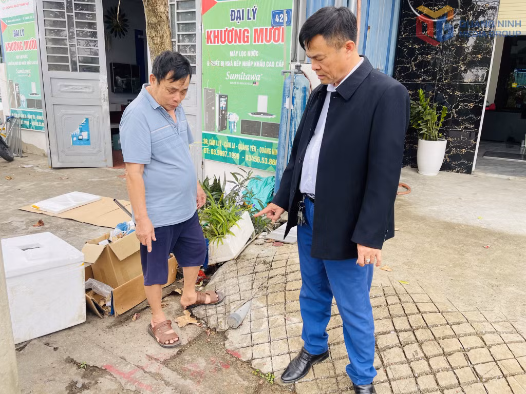 Ông Dương Văn Sinh (bên trái) ở khu Cẩm Mỹ, phường Phong Cốc tự nguyện hiến đất, phá dỡ mái che phục vụ dự án nâng cấp hạ tầng đô thị.