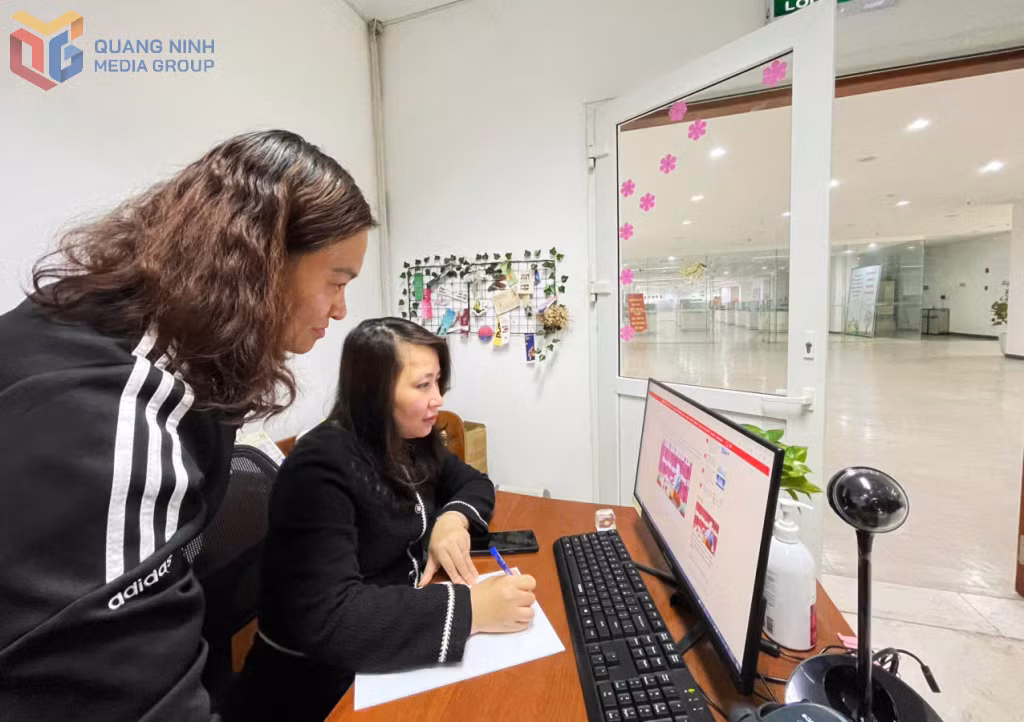 Cán bộ Bảo tàng - Thư viện tỉnh Quảng Ninh theo dõi live trực tiếp trên website: https://baoquangninh.vn/.